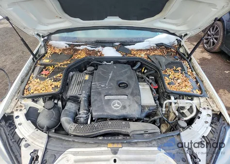 2015 Mercedes-Benz C 300 4Matic z USA, uszkodzony, nr VIN 55SWF4KB8FU042794